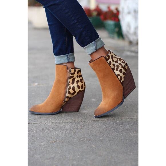 Very Volatile Size 7.5 Bootie Chatter Leopard Leather Calf Hair Stack Heel Brown - Picture 1 of 13